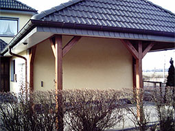 Vordach mit Holzsäulen