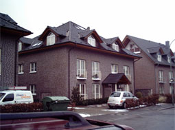 Häuser in Dormagen mit Vordach